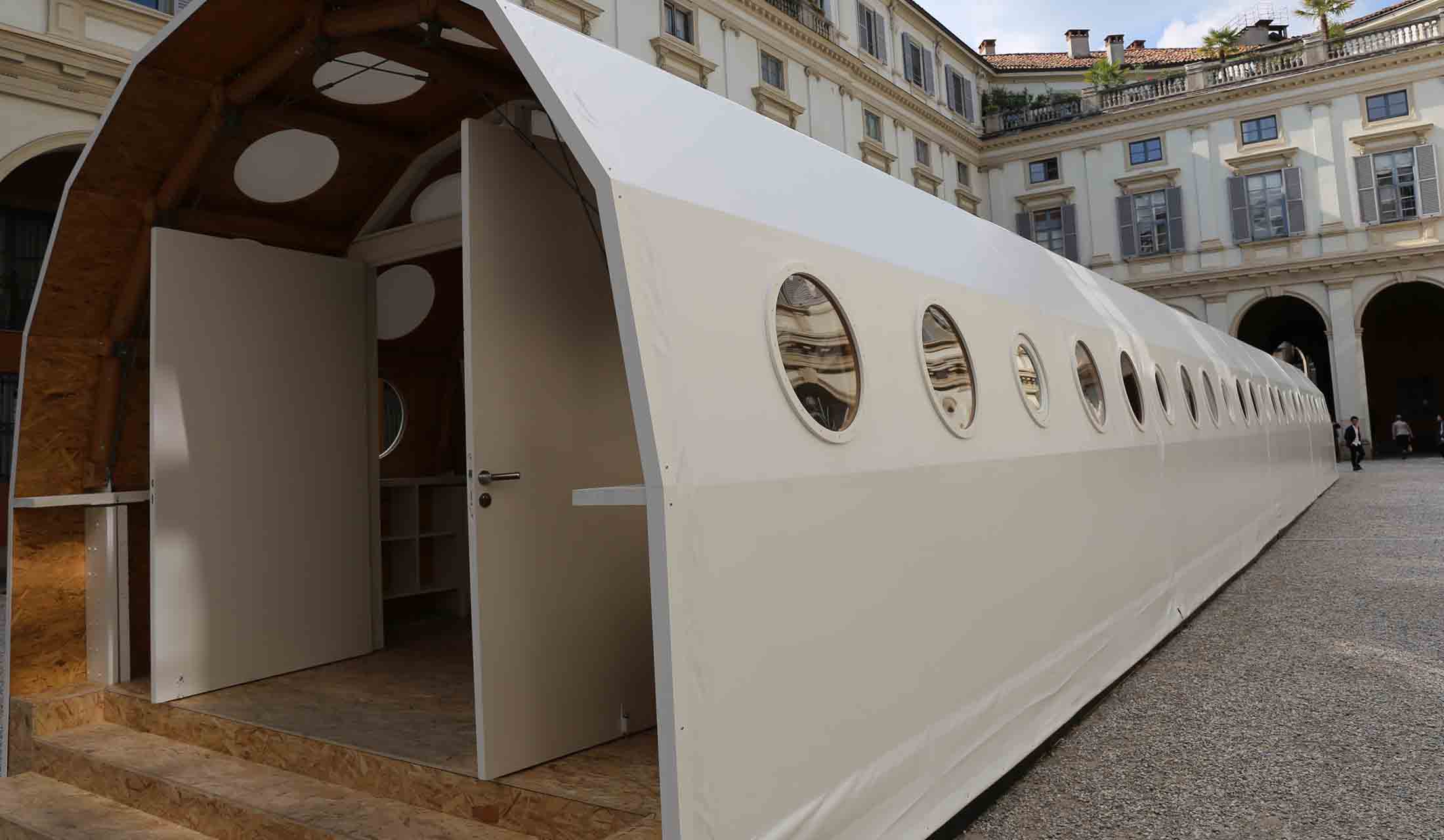 坂茂氏が「Paper Temporary Structure 紙の仮設構造物」をルイ ヴィトンのために設計し、パラッツォ・セルベローニの中庭に設置された。