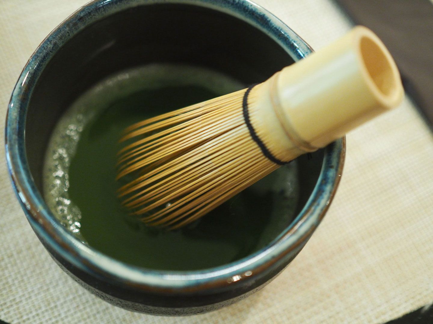かくいう私も、お抹茶をいただく機会はあっても最後に茶筅を使ったのは高校生のころ。そのたおやかな感触から日本文化の繊細さを再確認。