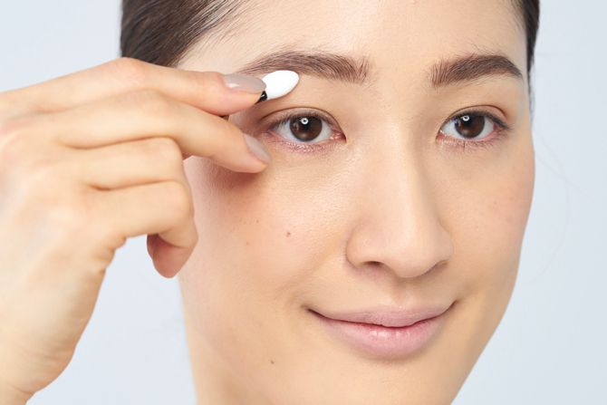 STEP:1ハイライトで目元にメリハリをつくる