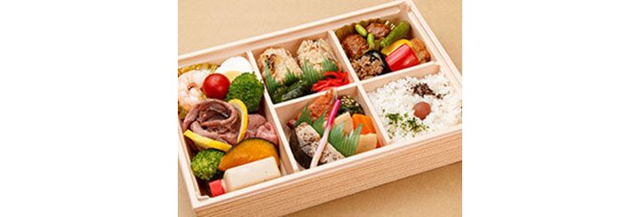 「サラタ仕立てローストヒーフの幕の内弁当」¥907(500mlお茶付き)