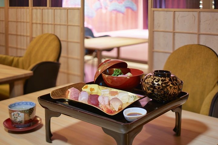 どのお席も、すぐそこに舞台が見える距離。演目の余韻と共にお食事ができます。