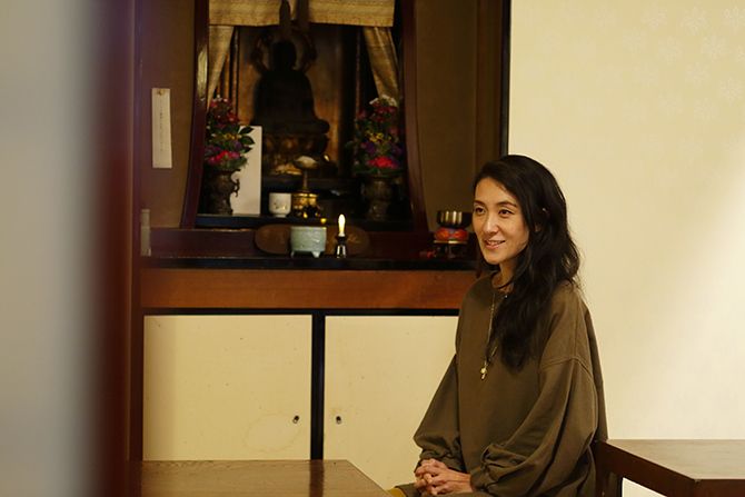 本家尾張屋の本店内で取材を受ける稲岡亜里子さん