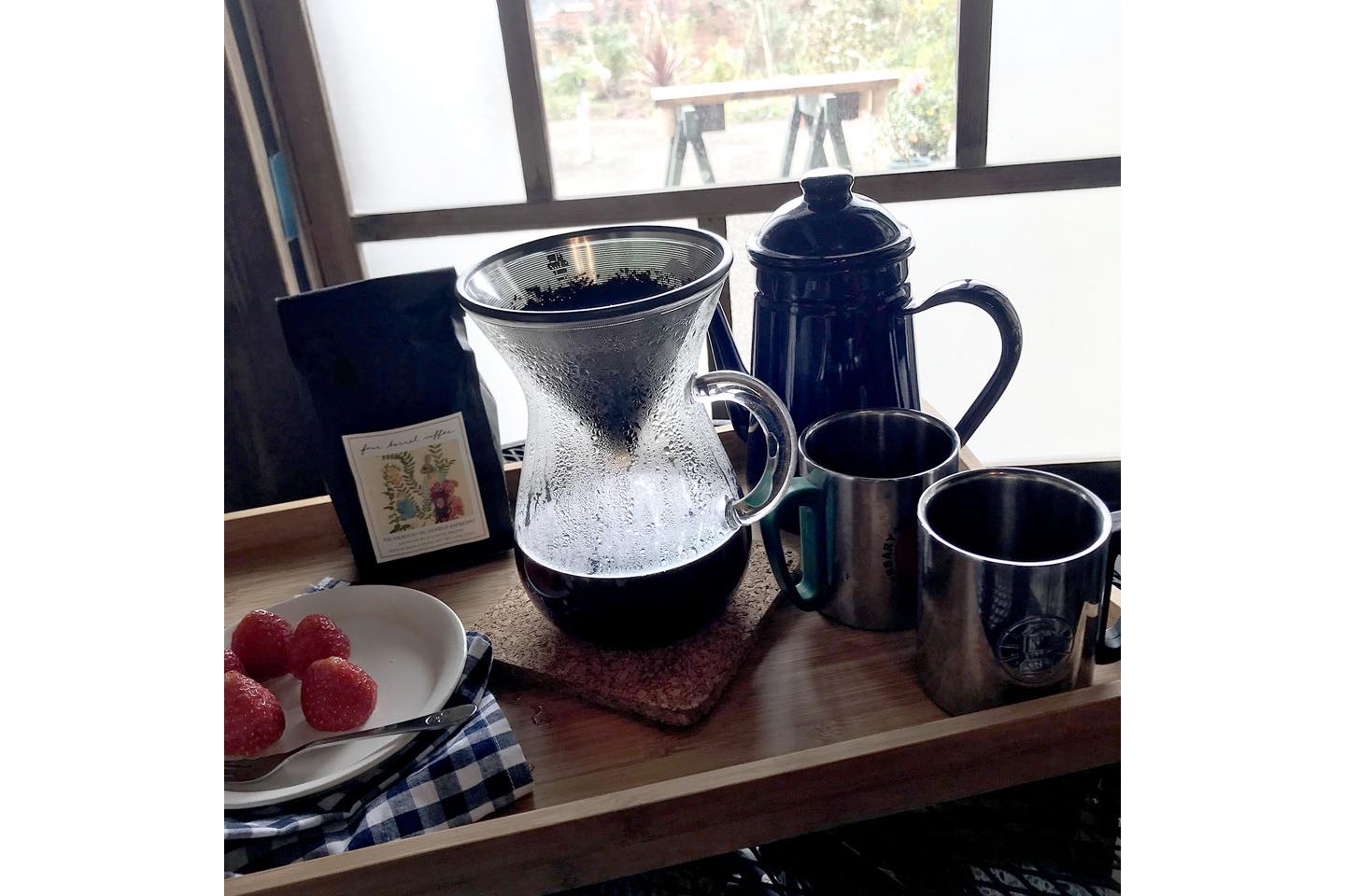 繰り返し使えるステンレスフィルターを購入。コーヒー豆のかすは、庭に撒いて、雑草除けに活用しています