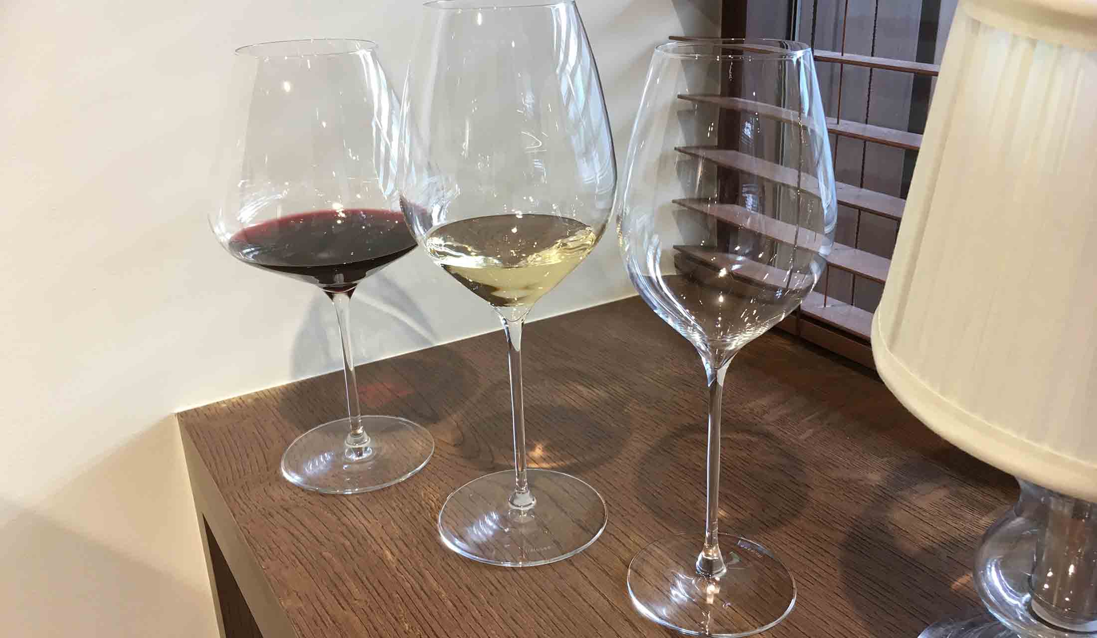日常的にワインを嗜む淑女にこそ、デイリーユースのグラスを。「プレゼントされたグラスでワインを飲むたびに、ほろ酔い気分で贈り主を思い出す」というロングラスティング効果を狙えるので、費用対効果は計り知れない。遠距離、あるいは訳あり(!)などの事情で思うように会えない相手に贈るのもいい。