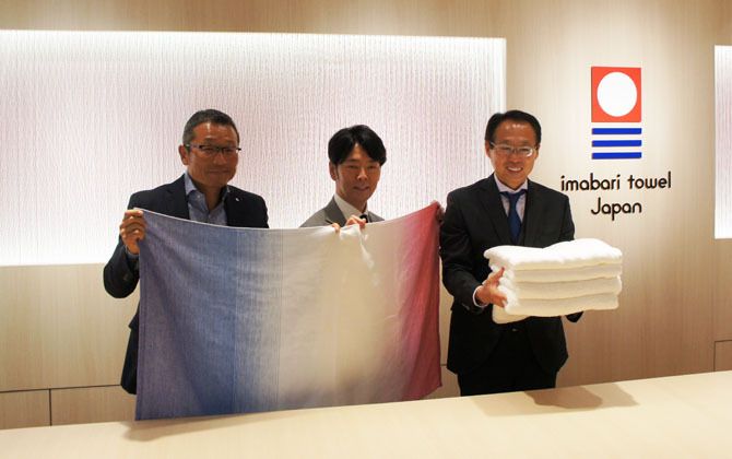 左から/今治タオル工業組合理事長の近藤聖司さん、クリエイティブディレクターの佐藤可士和さん、FC今治オーナーの岡田武史さん