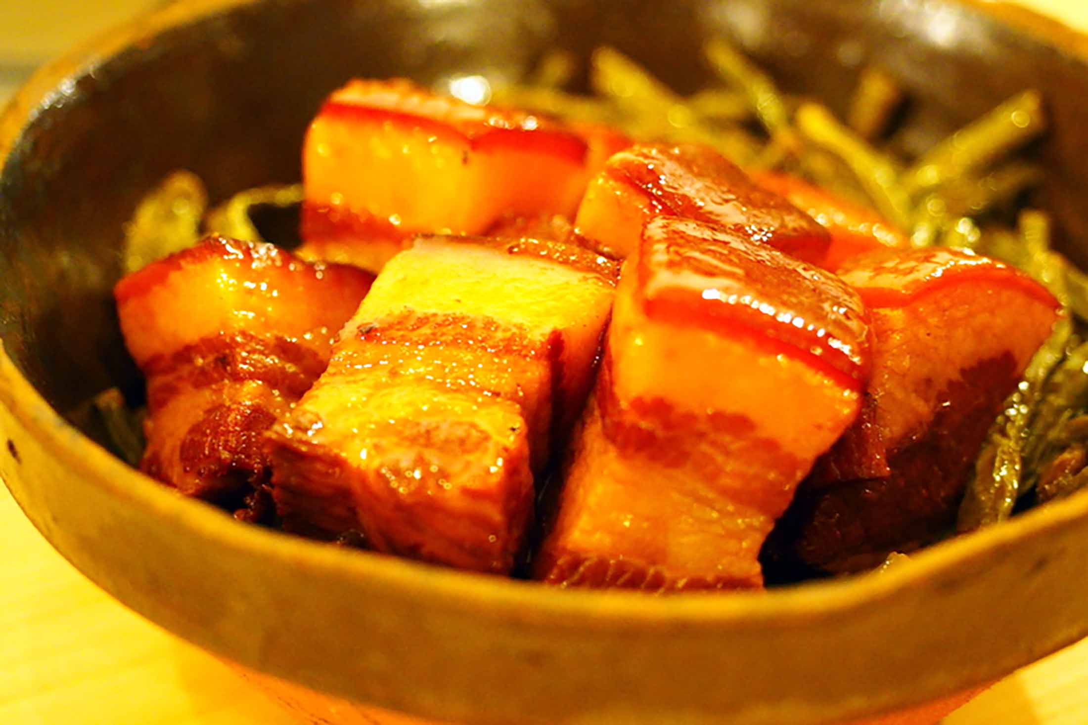 湖南料理のメジャーメニュー『毛氏紅焼肉』。下には干したインゲンを煮たもの。あまじょっぱい味はお酒が進む