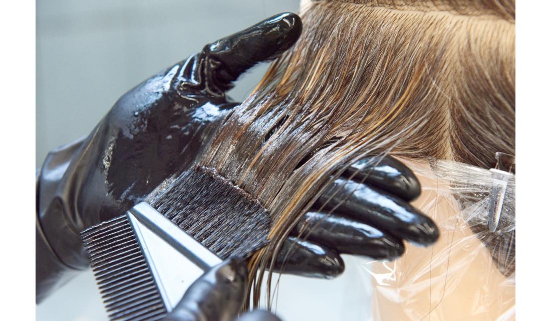 ヘアマニキュアを使用することでダメージも最小限に