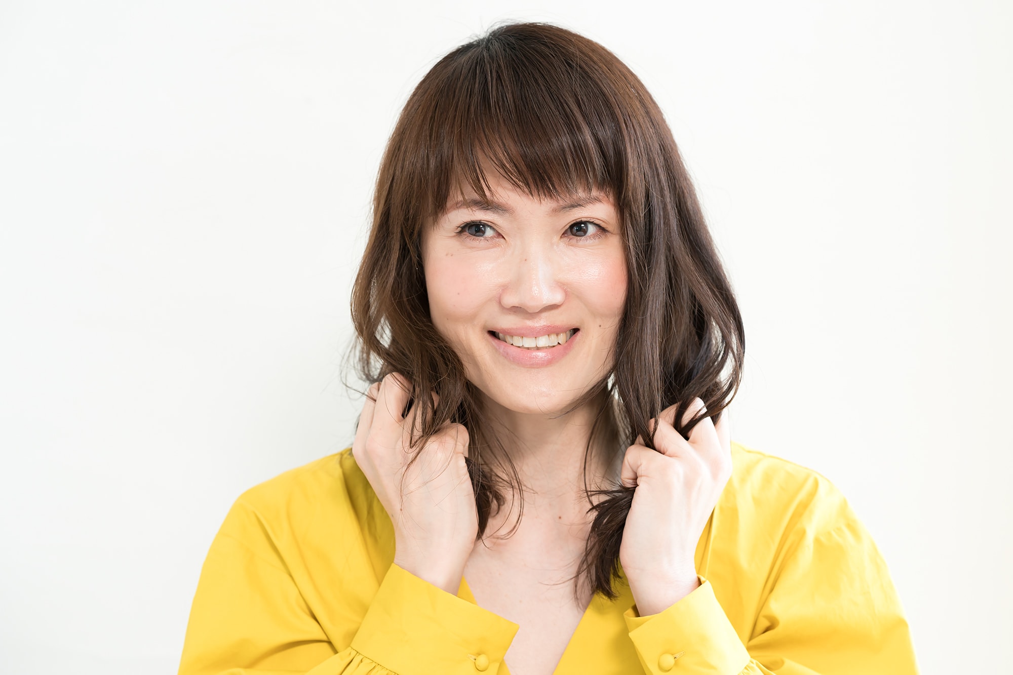両手でクリームをなじませる