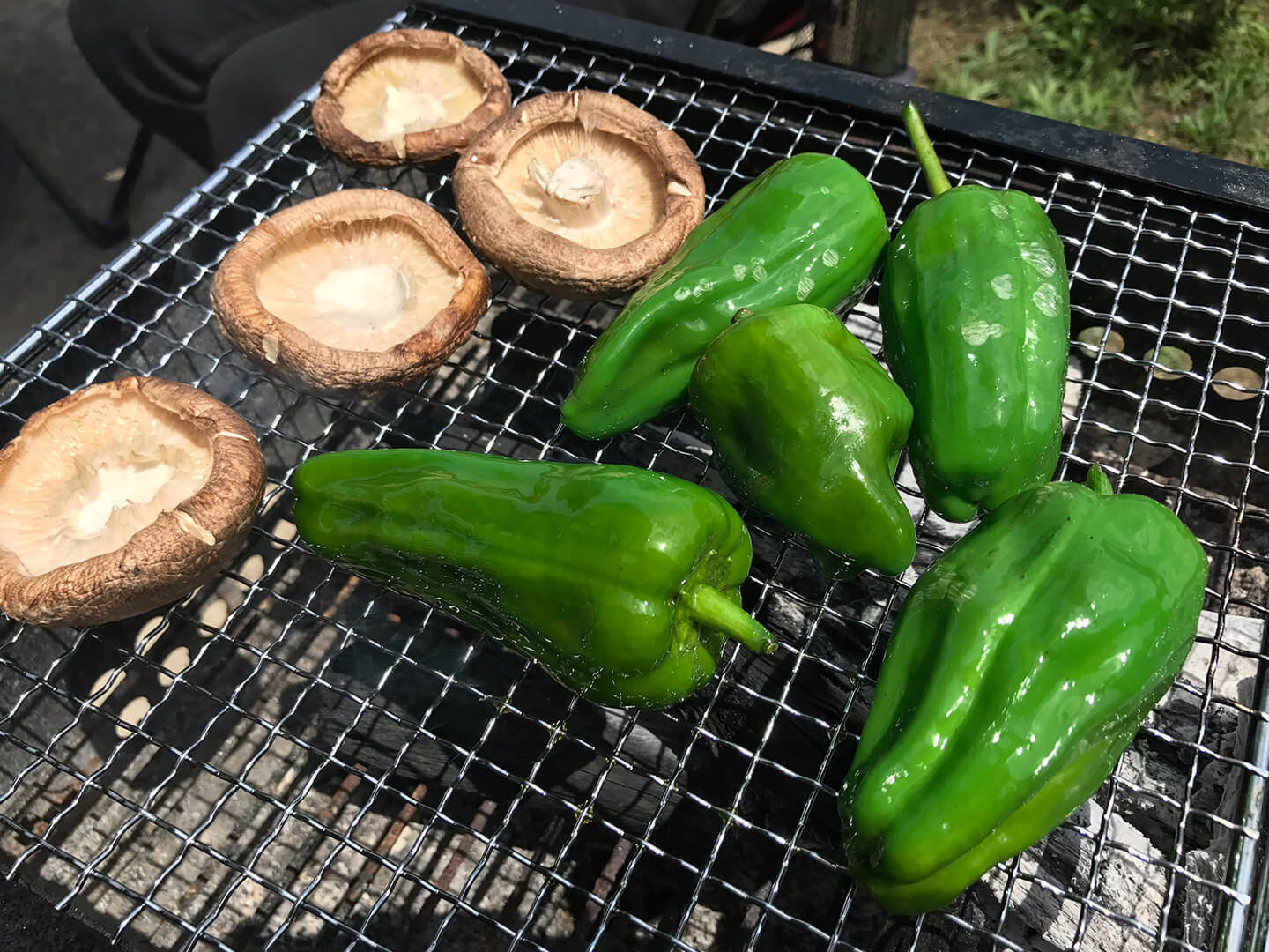 しいたけとピーマンを網で焼く様子