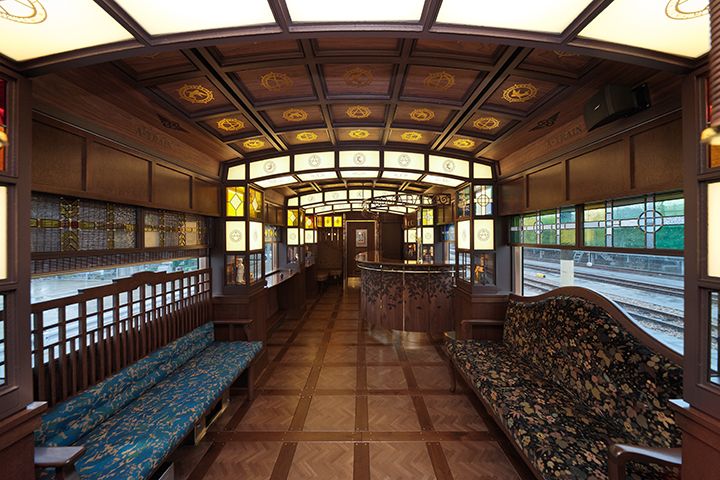 「A-TRAIN BAR」の近くには、ゆったりくつろげる共用のソファーも