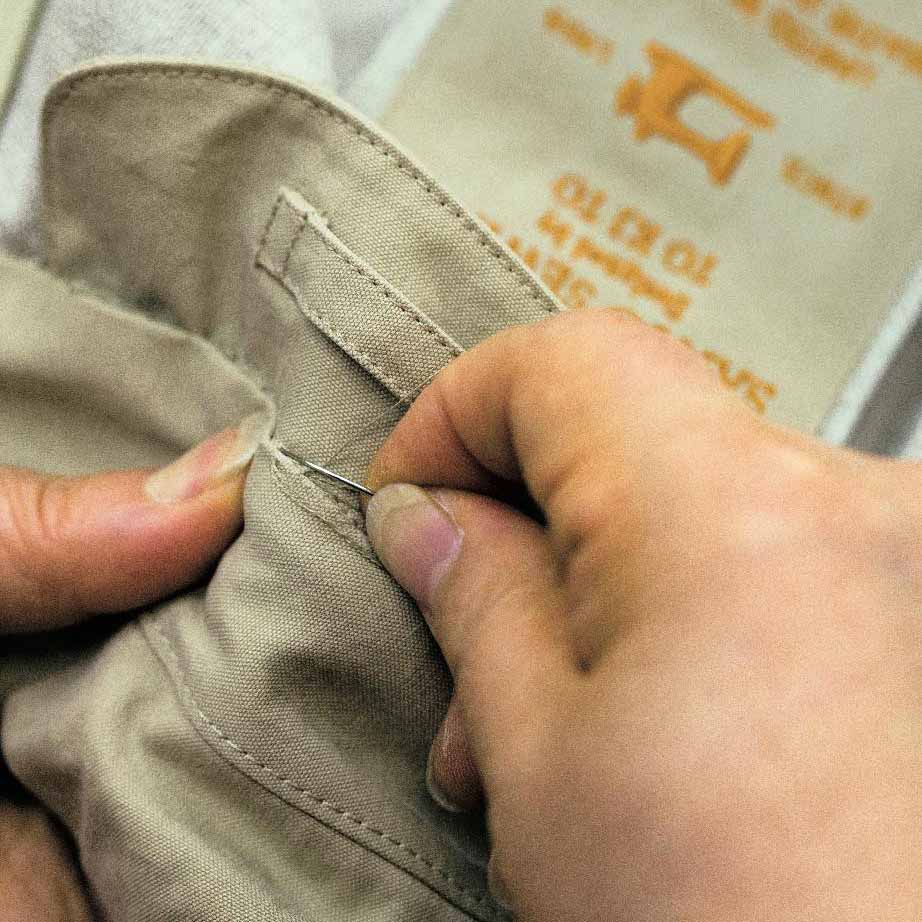 トレンチコートのたたずまいを決める襟。手でまつり縫いにすることで首にフィットする