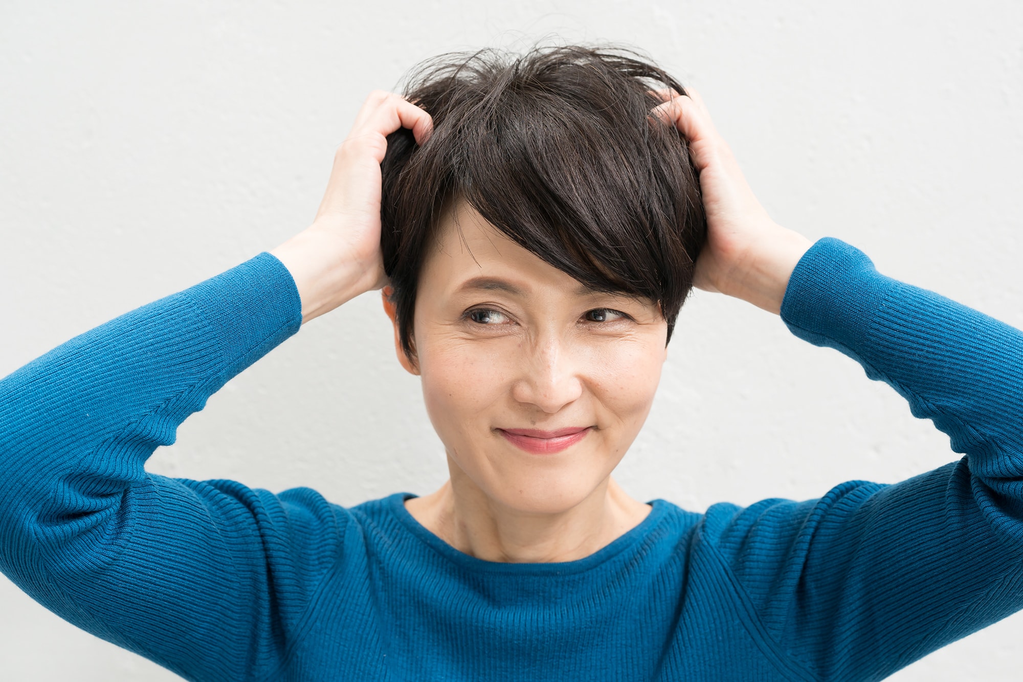 サイドの髪を上に向かって揉み込む