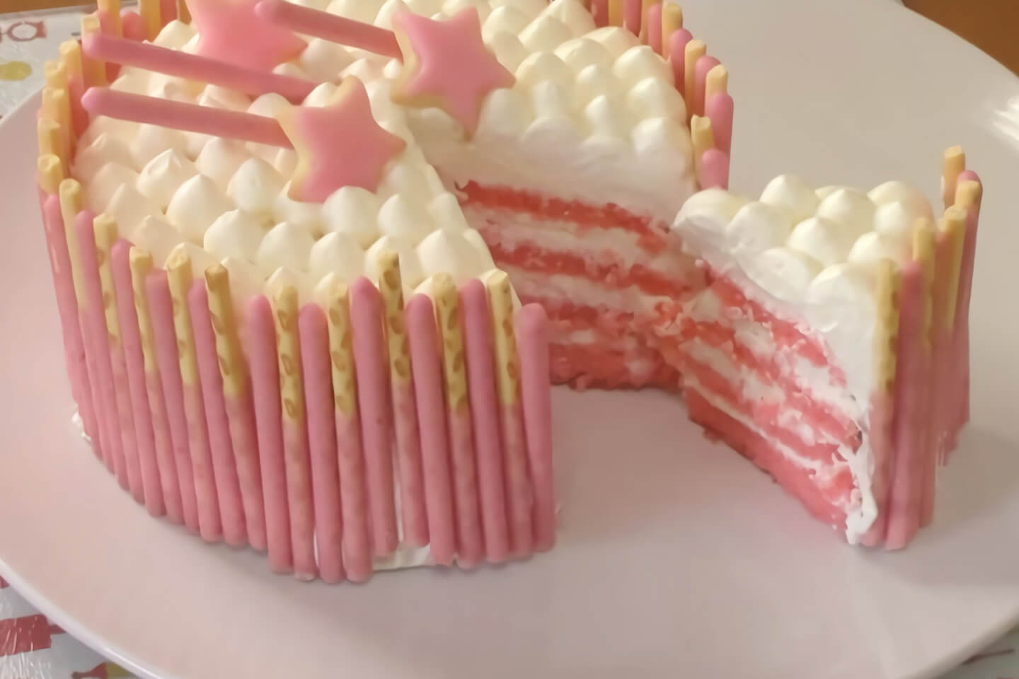 kafemaruさんがつくったいちごポッキーケーキをカットしたところ