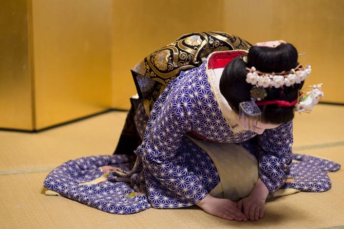 お辞儀をする富津愈さん