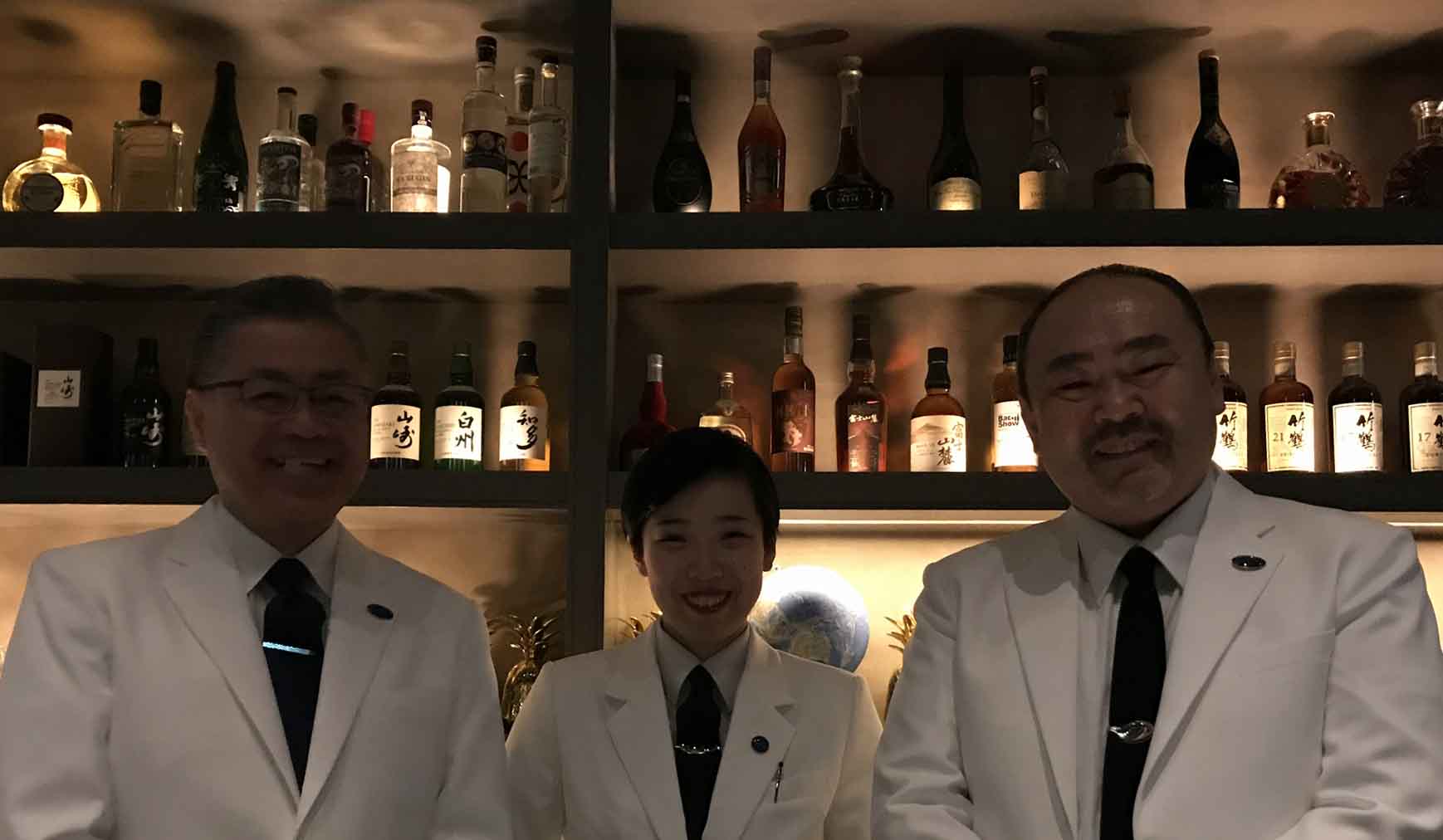 右から、オーナーの岸久さん、バーテンダーの大谷みゆさん、店長の山口久仁彦さん。敷居の高さを感じがちだが、気安く話しを交わすことができるため、リラックスしてグラスを重ねることができる。