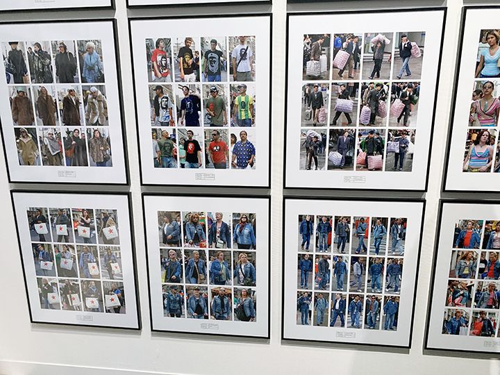 「他人の眼を気にしなければならない?」のキーワードで展示されたハンス・エイケルブームのファッションスナップ