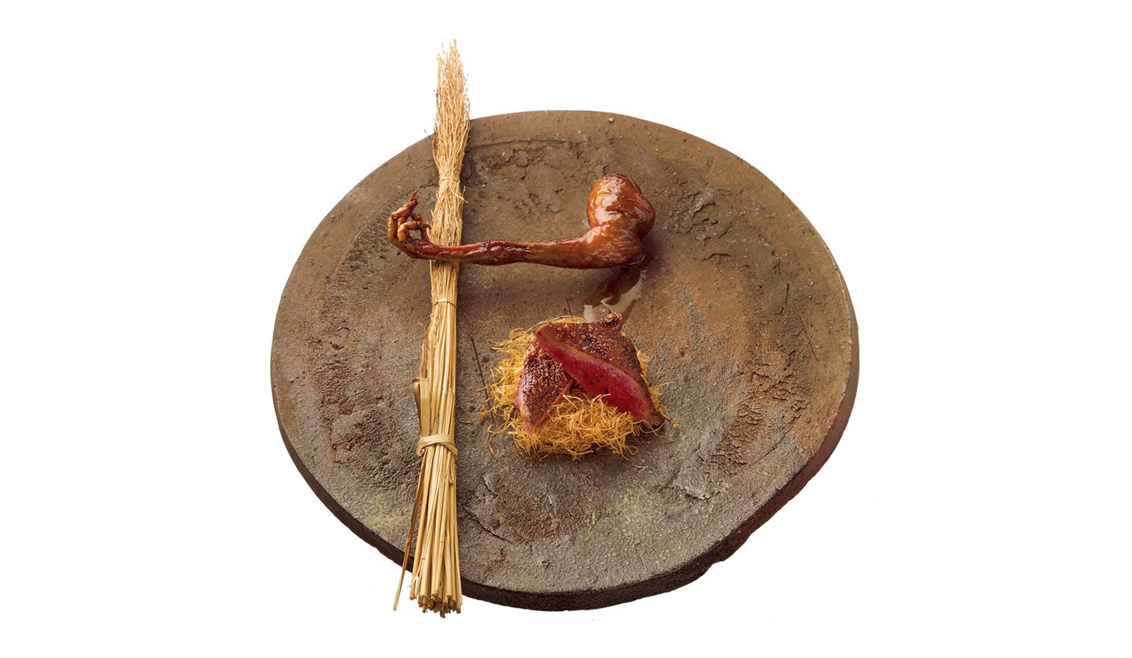 「仔鳩のお料理2種」季節の食材のおまかせコース¥23,000~より。胸肉のジューシーさ、モモ肉の香ばしさは異次元の感覚。仔鳩が入荷しない日もあるので食べられるかどうかはその日の運。でも、一度は味わいたい!