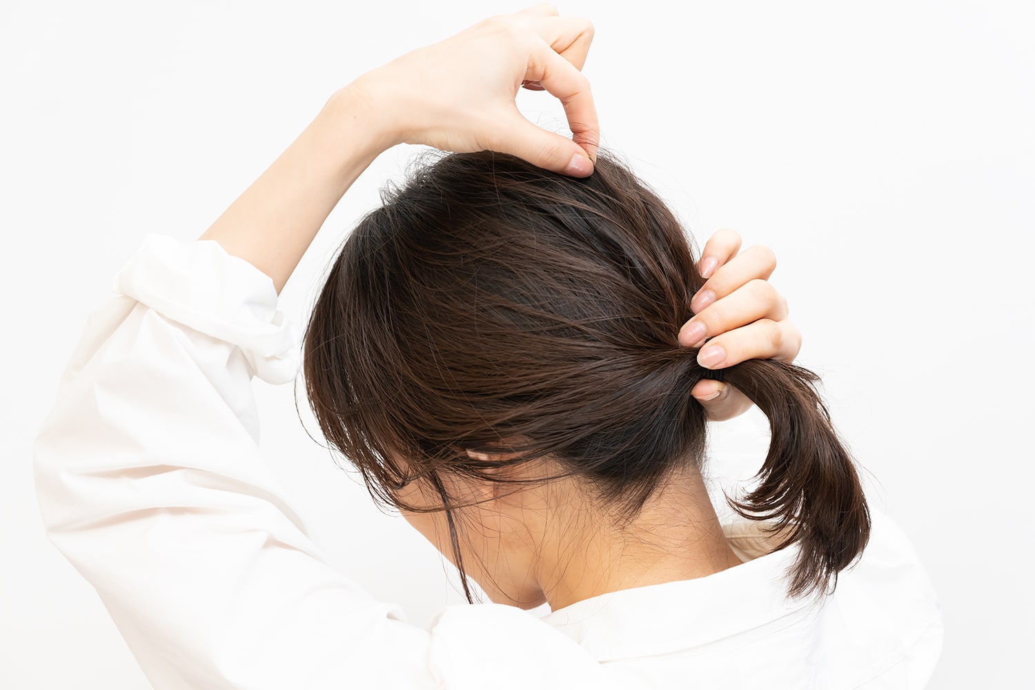 ゴムの左右と上の毛束をひとつまみして引き出すイメージ。後頭部はしっかりと引き出して、高さを出すのがポイント。高さを出すことで、薄毛やボリューム不足を解消!