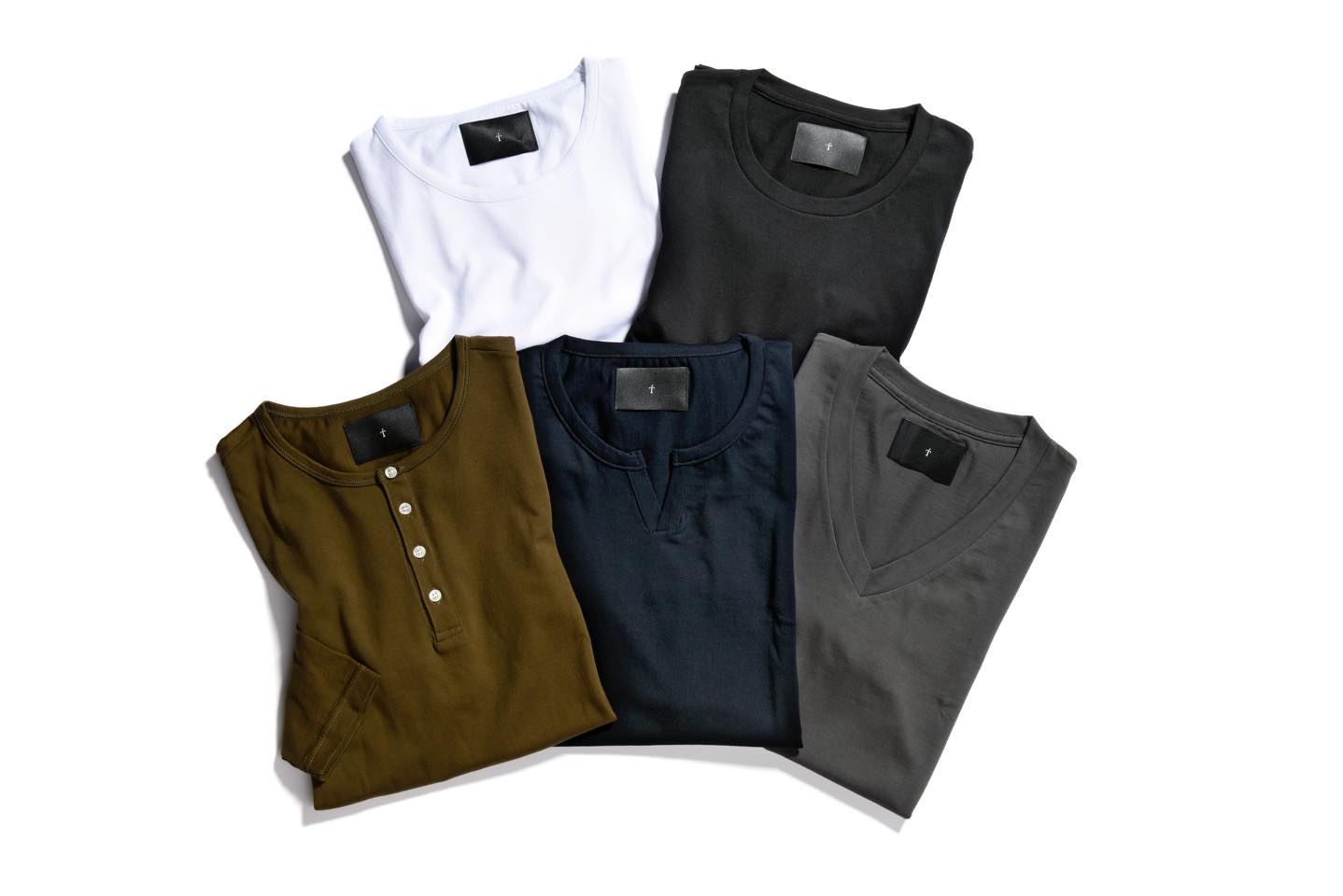 左上から時計回りにクルーネックTシャツ¥15,000、ビッグシルエットTシャツ¥16,000、VネックTシャツ¥15,000、キーネックTシャツ¥16,000、ヘンリーネック¥19,000(にしのや〈ティー〉)