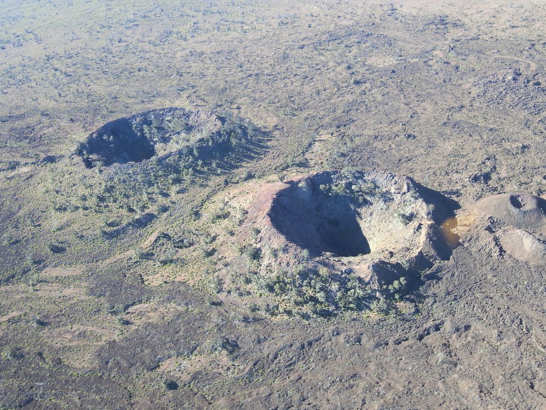 隕石が衝突して形成されたようなクレーター。実施には火山活動によるものだそう