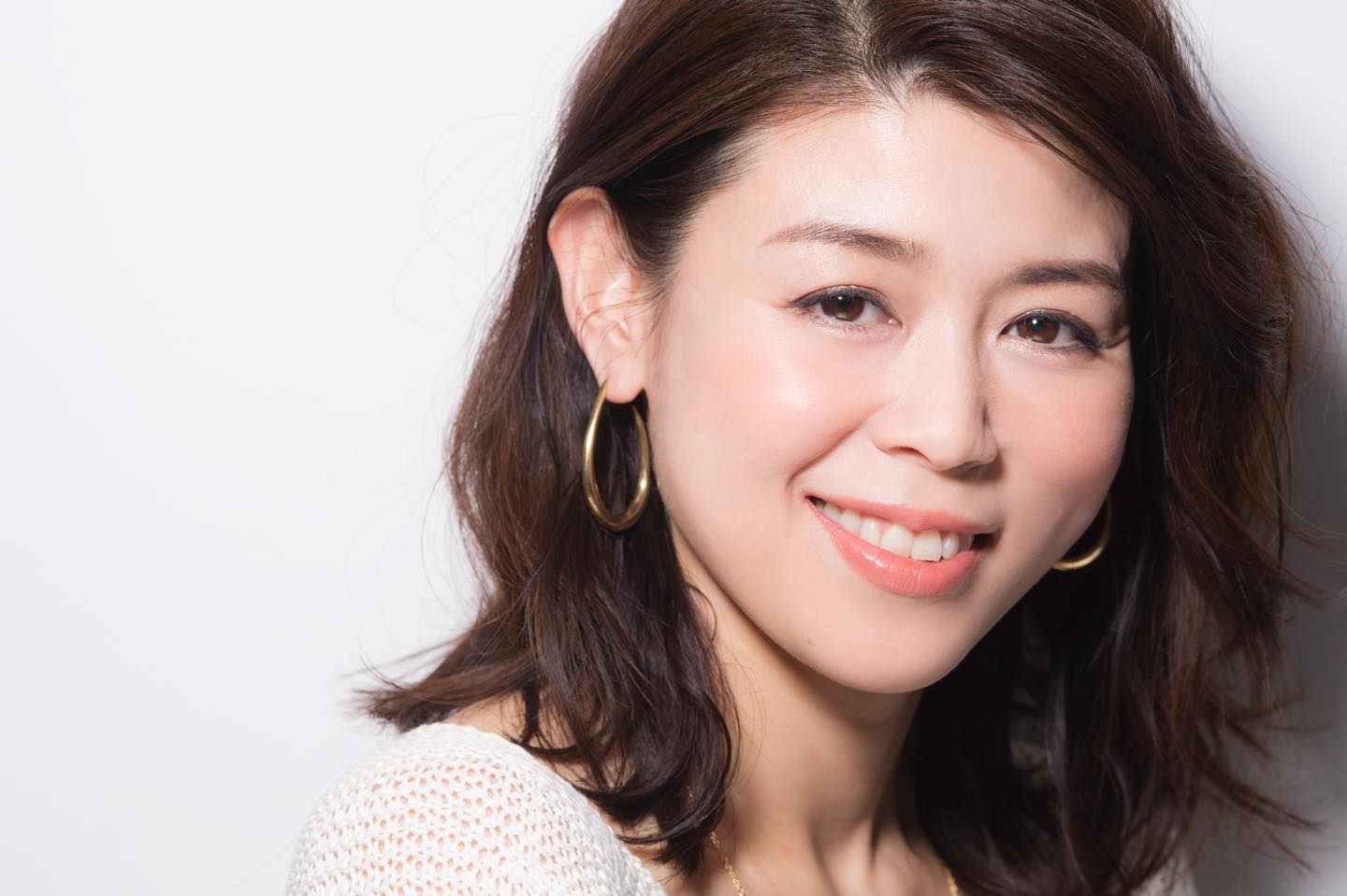 パール感のあるくすみモーヴが、目元を色っぽく彩りながら程よく引き締め。