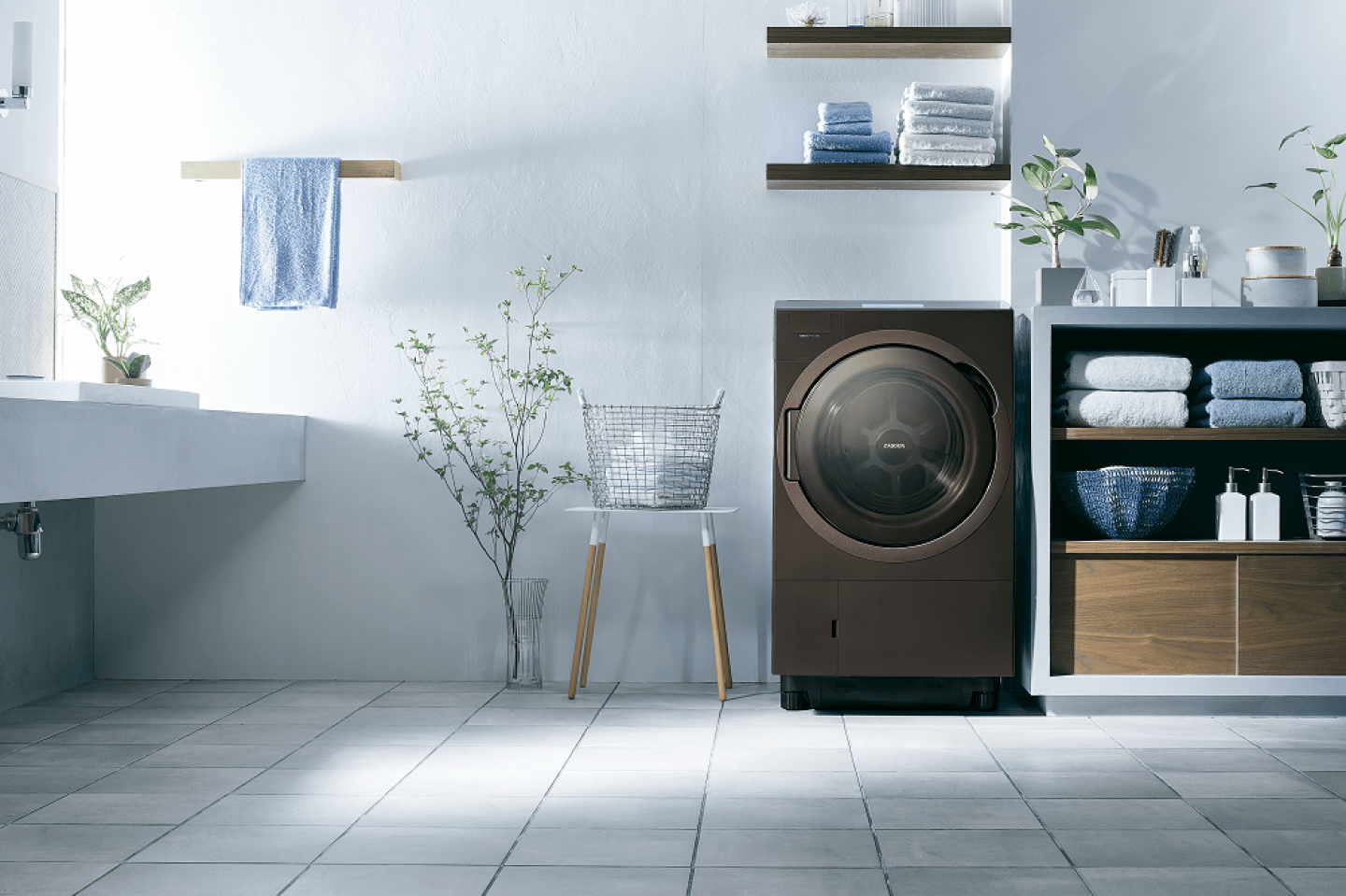 ドラム式洗濯乾燥機「TW-127X8」が部屋に置かれた写真