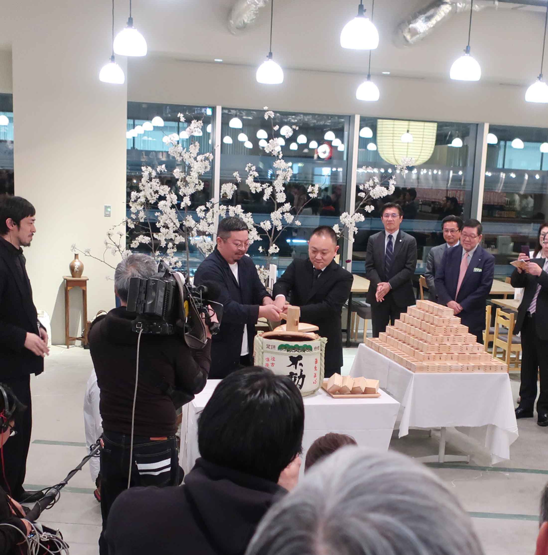 プレオープン当日の鏡開きの様子。向かって右が松信健太郎有隣堂専務取締役、左がクリエイティブディレクターの南貴之氏。