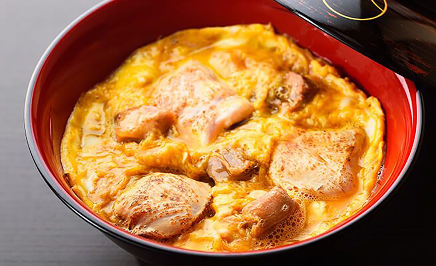 『“極”親子丼~炙り熟成ささみ入り~』は5代目女将“とく”が考案した伝統の親子丼に、8代目・山田さんが開発した“熟成軍鶏”の炙りささみを添えた丼ぶり。鶏を極めた名店の、伝統と革新を感じさせる一杯です