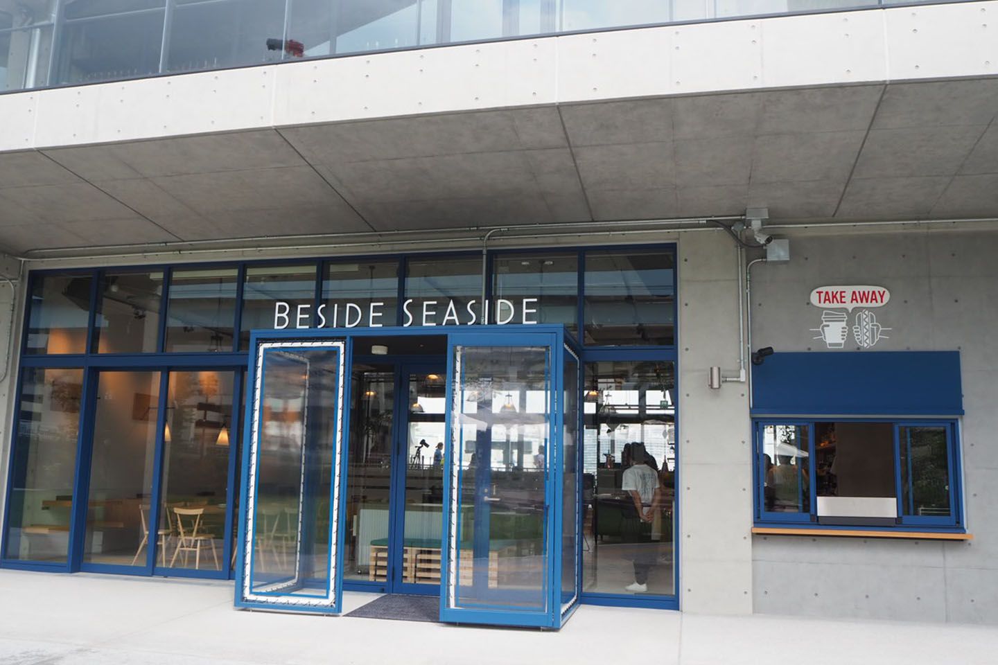 「BESIDE SEASIDE」のエントランス。正面右にはテイクアウト専用コーナーもあり、ドリンクやホットドッグなどを販売。