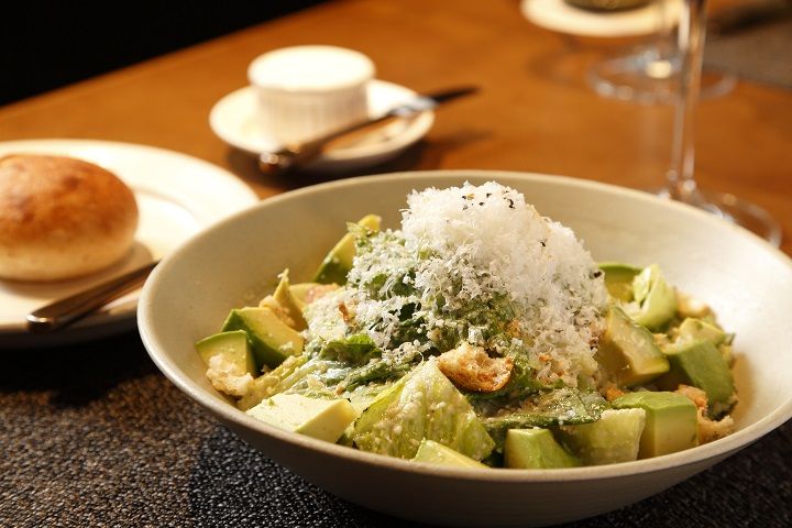 Romaine Caesar salad with Parmesan and croutons *add avocado〔ロメイン シーザーサラダ *トッピング:アボカド〕1,600円(税込)※ディナータイム、トッピング込の価格です