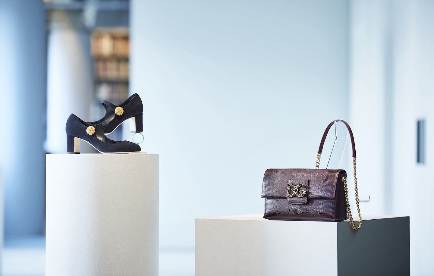パンプス(H6㎝)¥77,000・バッグ「DGミレニアルズ」(W24.5×H15.5×D4㎝) ¥205,000(ドルチェ&ガッバーナ)