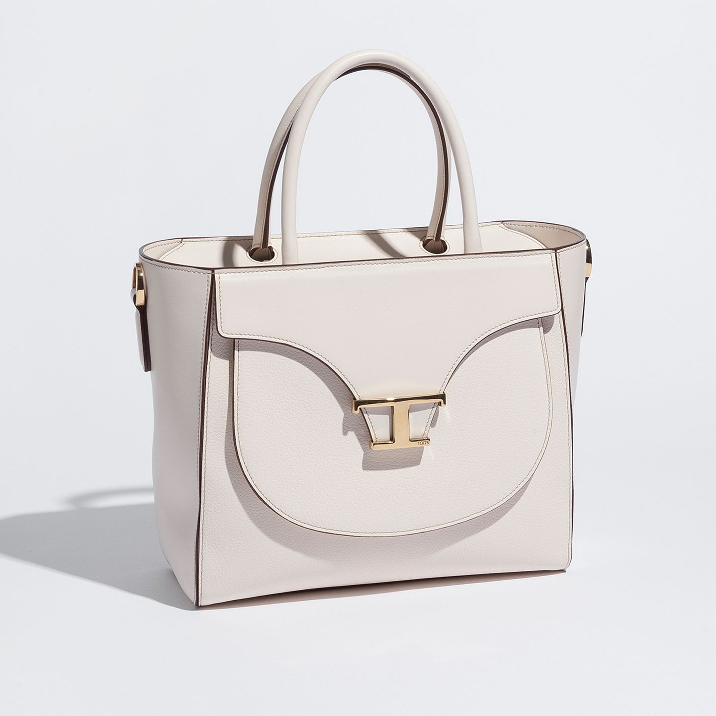 トッズのイニシャルロゴが映えるバッグは、は端正なフォルムとリッチな金具使いが魅力。