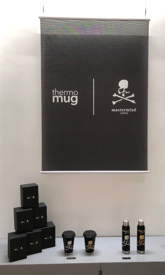 予約完売したサーモマグ×マスターマインド・ジャパンのコラボモデル。金銀スカルがタンブラーと折り畳み傘をイメージしたアンブレラボトルにプリントされる。艶やかな黒は福井県鯖江の土直漆器による漆塗り加工だ