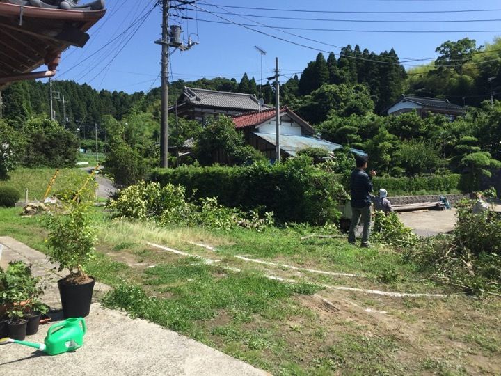 駐車場スペース。ここに砂利を敷きます