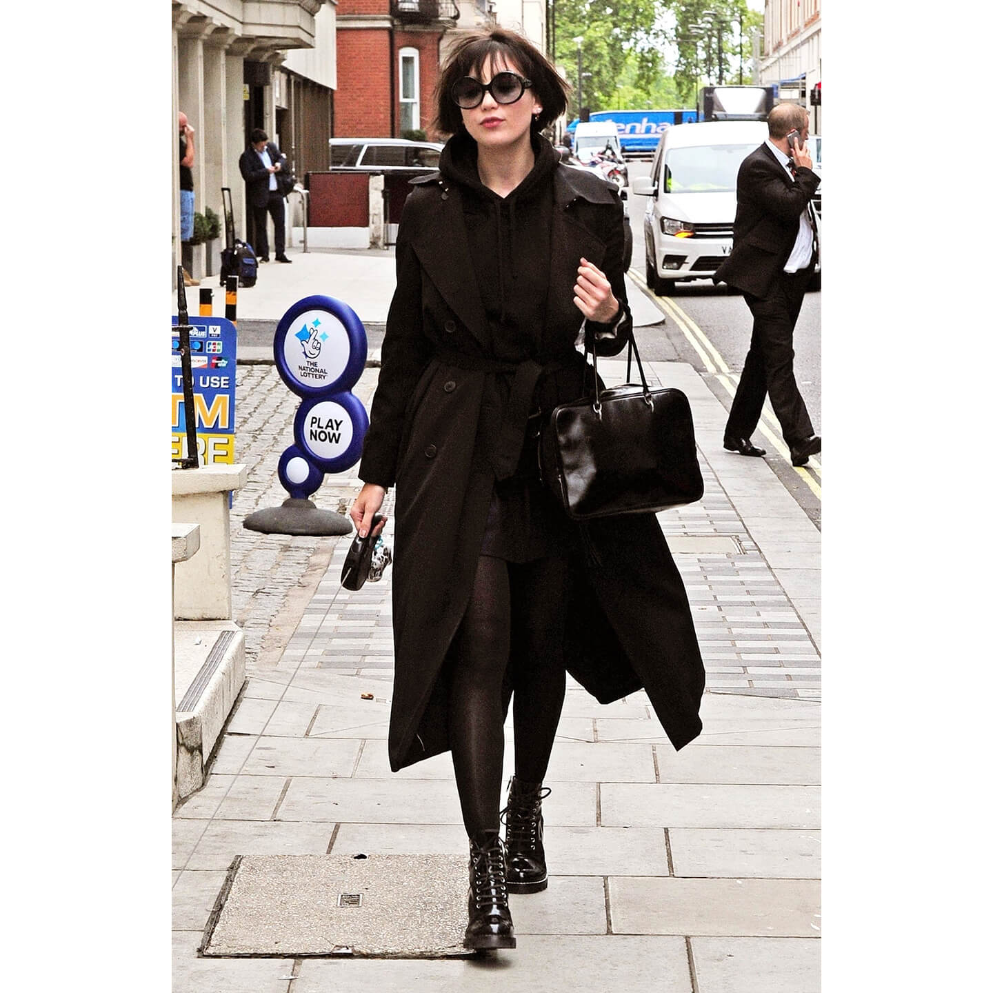 パーカと黒のコートを着こなすDaisy Lowe(デイジー・ロウ)氏