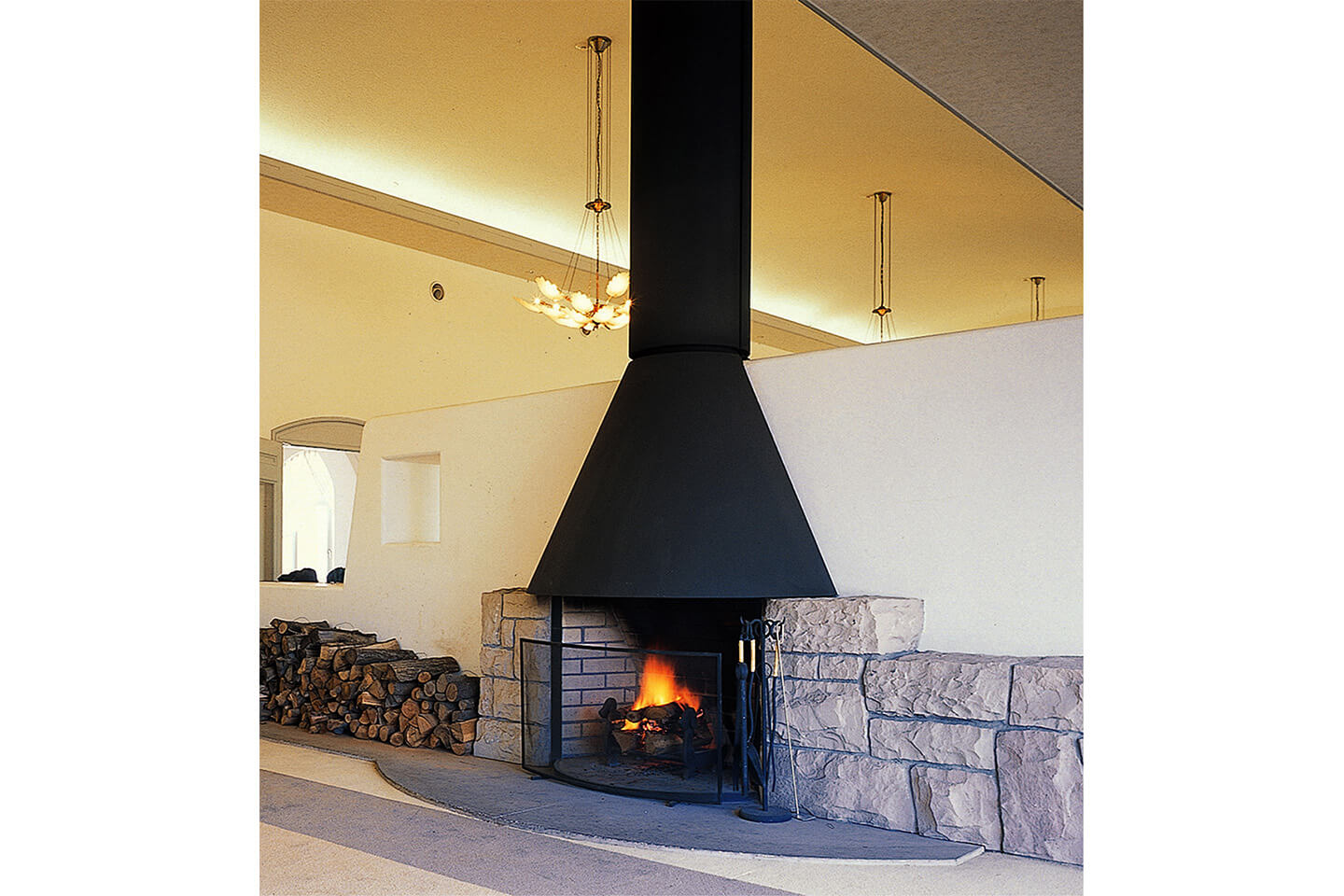 森永高滝カントリークラブのラウンジ（設計／レーモンド設計） 大きな石とフード型の暖炉が特徴的なオーダーメイドの暖炉