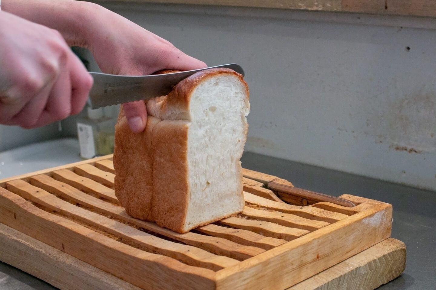 パンを好みの厚さに切ります