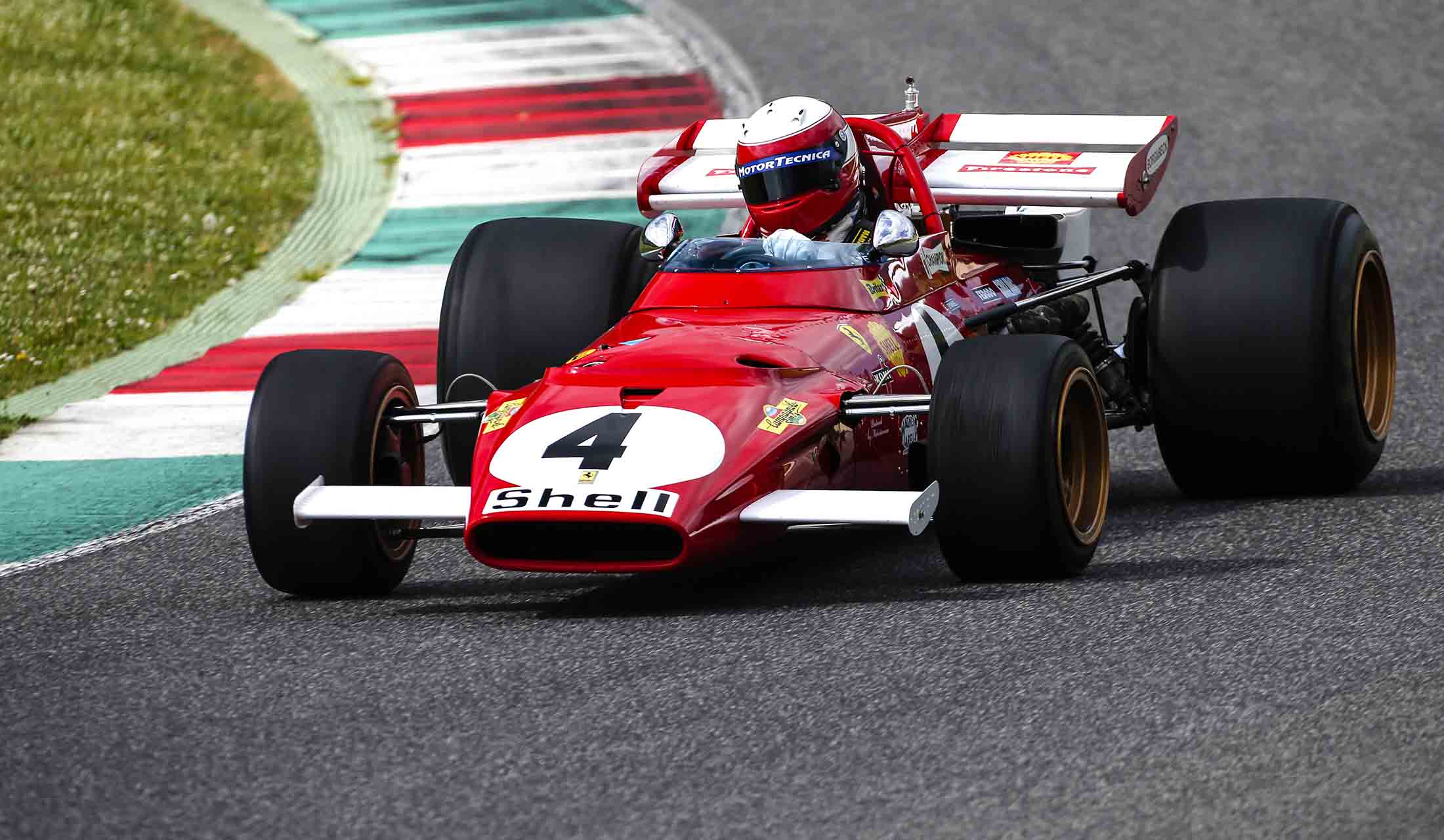 第1話で、犯罪組織スコーピオンが主催した偽のF1グランプリに、ルパンはフェラーリ・312Bで参戦する。180度V12エンジンを積むこのマシンは、現実のF1において、改良型を含めて1970〜75年にかけて参戦。合計10回の優勝を果たした。©Ferrari S.p.A