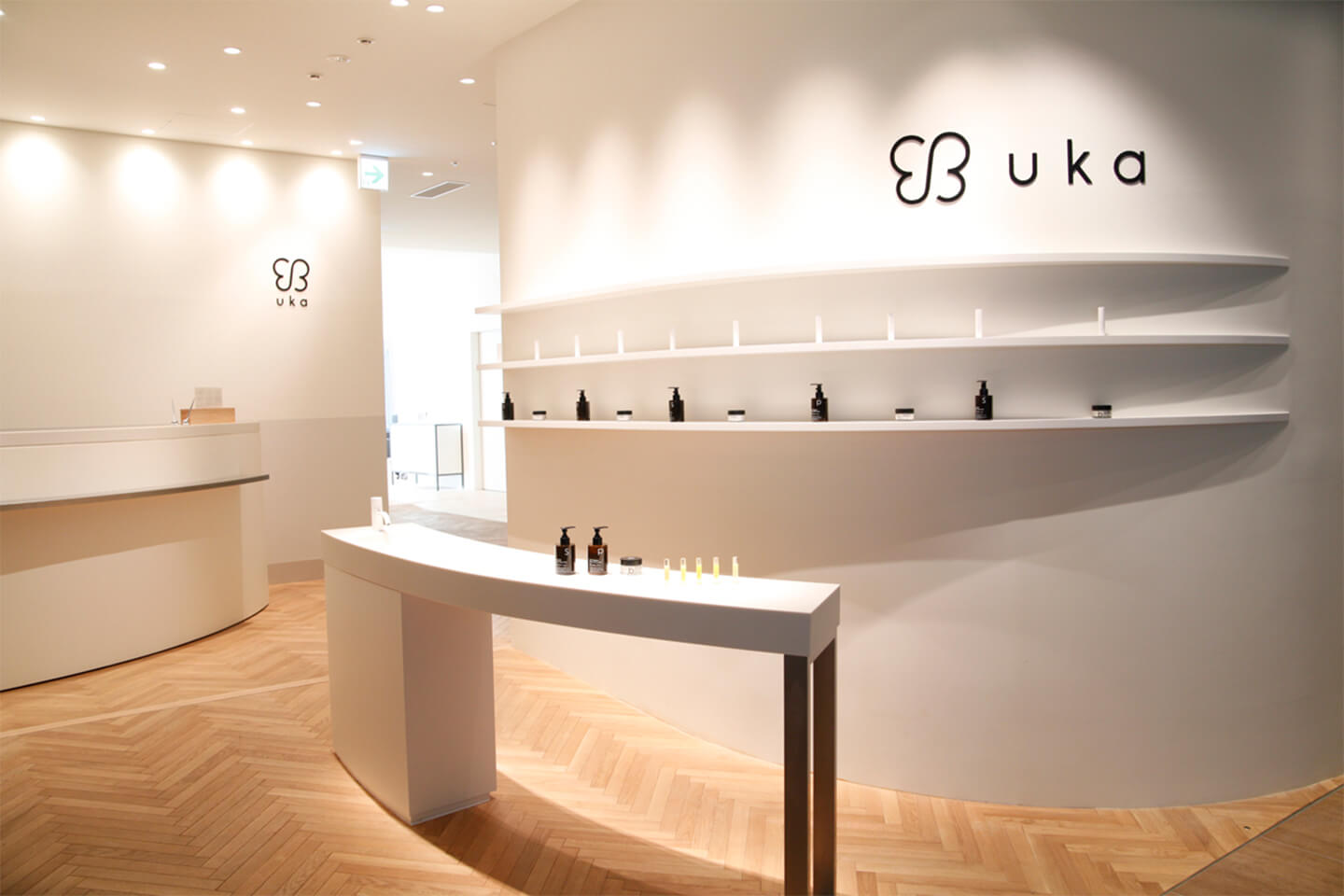 トータルビューティサロンuka丸の内KITTE店内