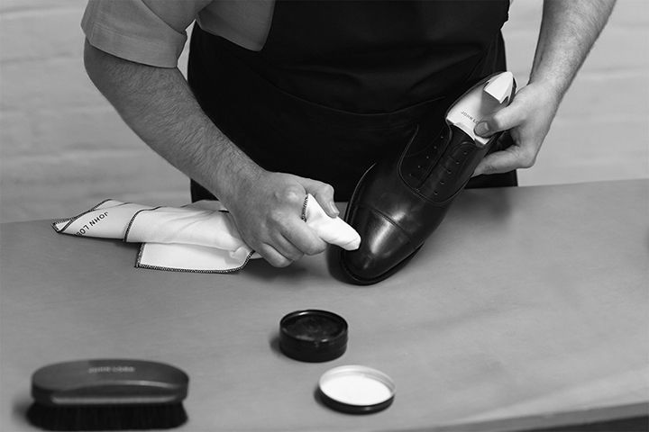 イギリス発祥の世界最高峰のシューズメーカー「JOHN LOBB(ジョンロブ)」に教わる、梅雨時の本革靴のケア