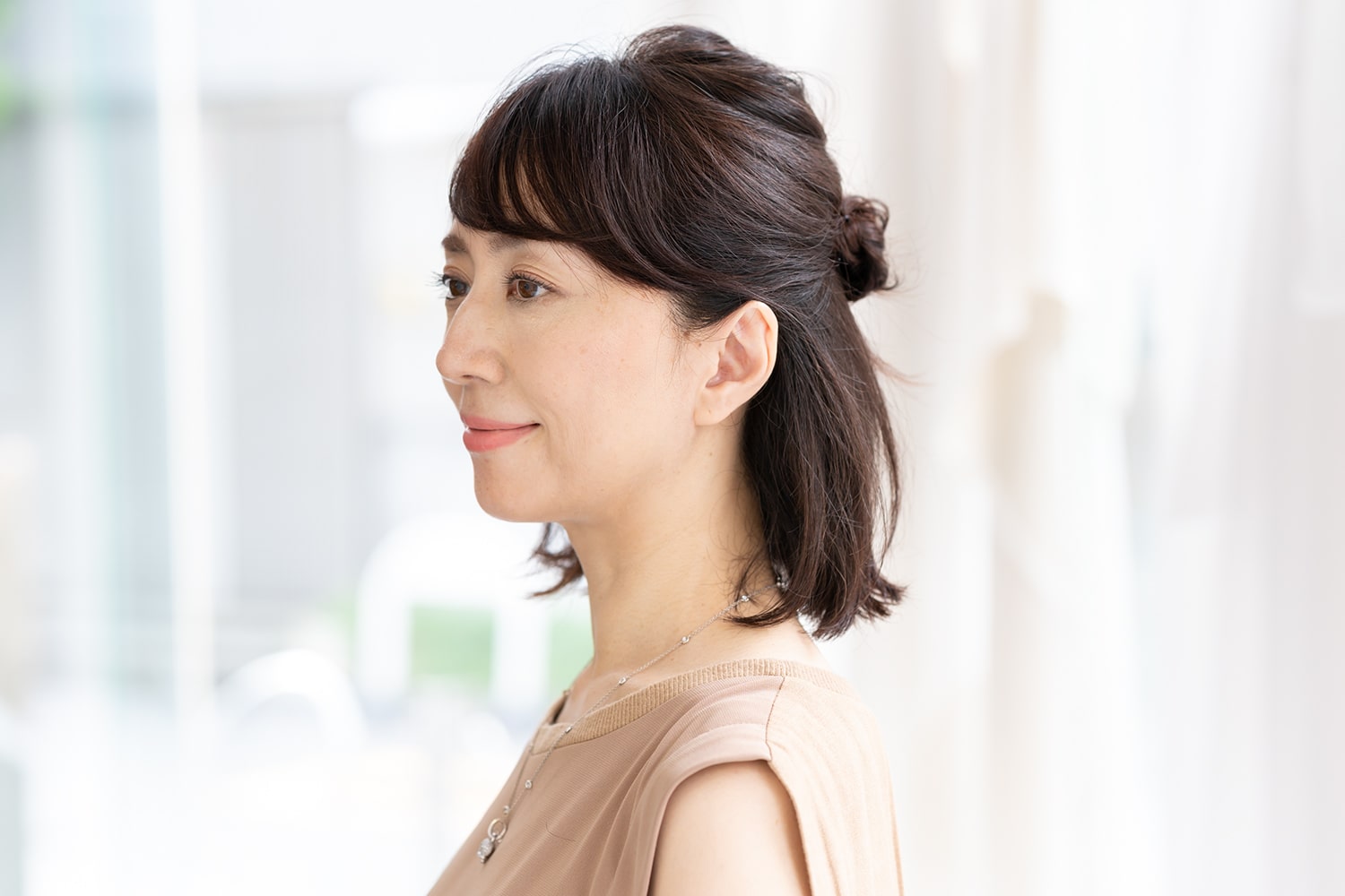 縦長シルエットを意識してアレンジすれば、引き締まったフェイスラインに