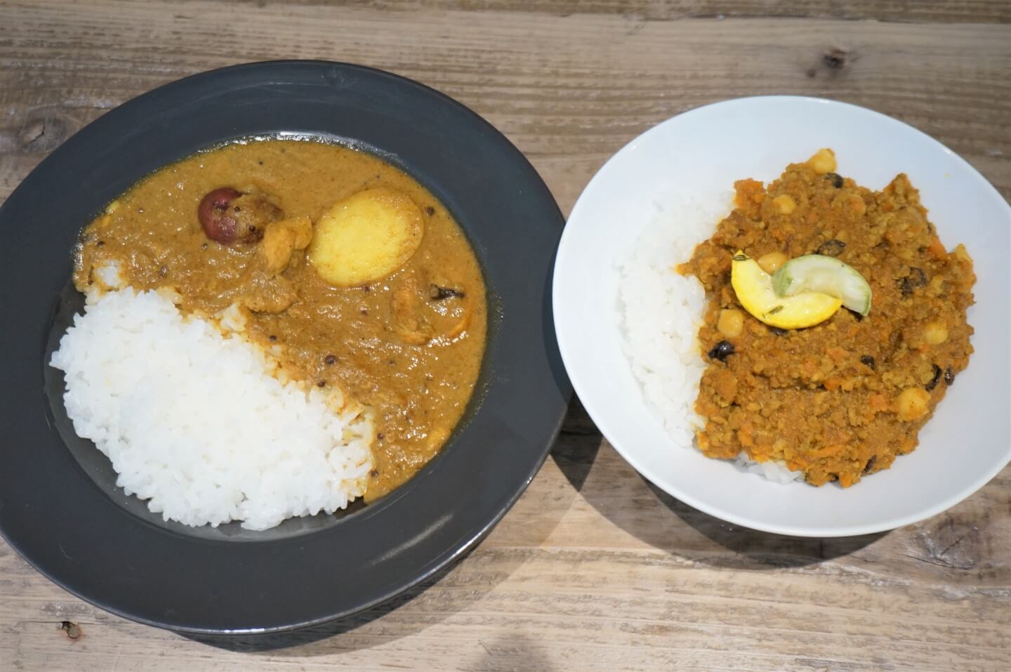 「『つくば鶏』とオーガニック野菜のスパイシーチキンカレー」と「オーガニック野菜と『保美豚』のドライカレー」の画像