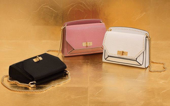 バリー(BALLY)のチェーンバッグ、スージー。左から黒、ピンク、白 バッグ ¥135,000〜¥180,000(税抜)