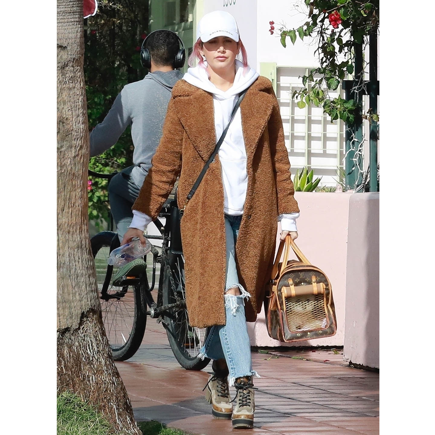帽子×コートのボリュームに負けないように、足元は厚底のレースアップブーツでバランスをとっています。