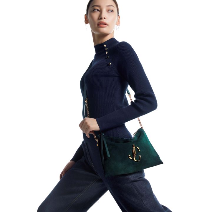 スエード。ショルダーバッグ『VARENNE 』(JIMMY CHOO)、ニット・デニムパンツ(東レ・ディプロモード〈セブンティ〉)、ピアス(アルテミス・ジョイエリ) 撮影/CHITO(THE OCTOPUS) BY:『Precious9月号』小学館、2019年