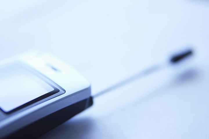平成10(1998)年、PHS加入数が700万人を超え、平成11(1999)年には携帯電話の加入数が5000万人を超えた