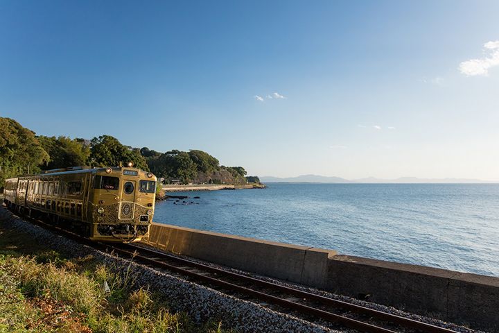 大村湾沿いを走る「或る列車」。長崎コース運行時のみ楽しめる