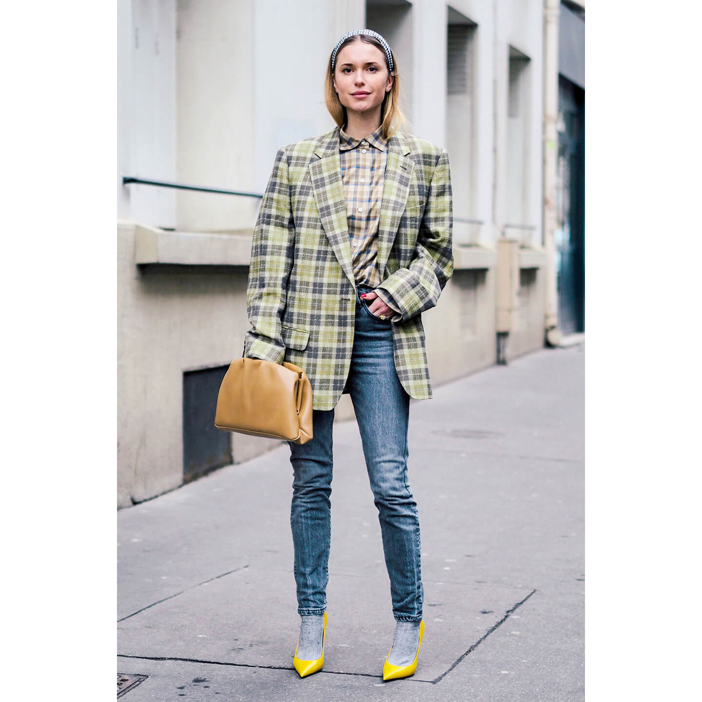 チェック柄のジャケットとスキニージーンズを着こなすPernille Teisbaek(ペニーレ・タイスベック)氏