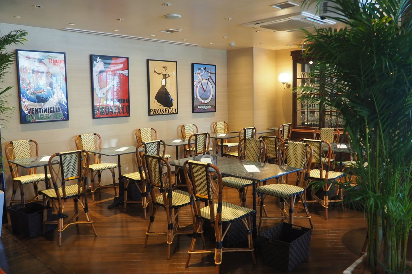 ポスターアートが店内のアクセントとして各所に飾られています。