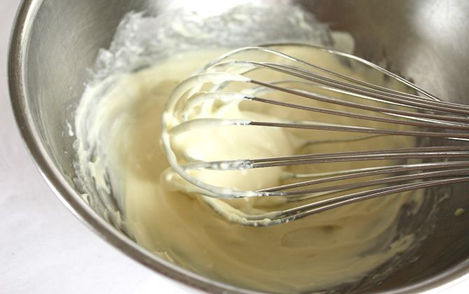 泡立て器でクリーム状に